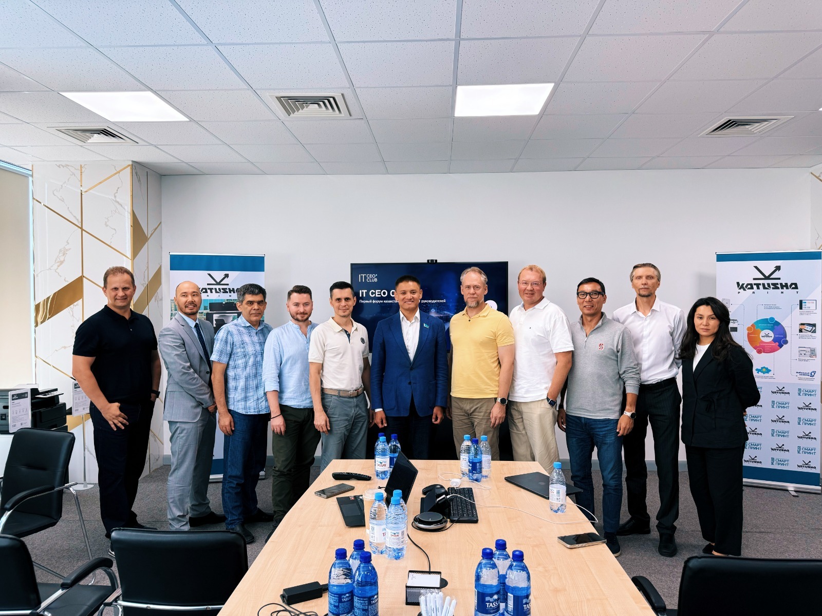 «ءۇي جانىنداعى دۇكەندەر» سالىق پەن بيۋروكراتيانىڭ قىسىمىنان جوعالىپ كەتپەۋگە ءتيىس – قوشمامبەتوۆ