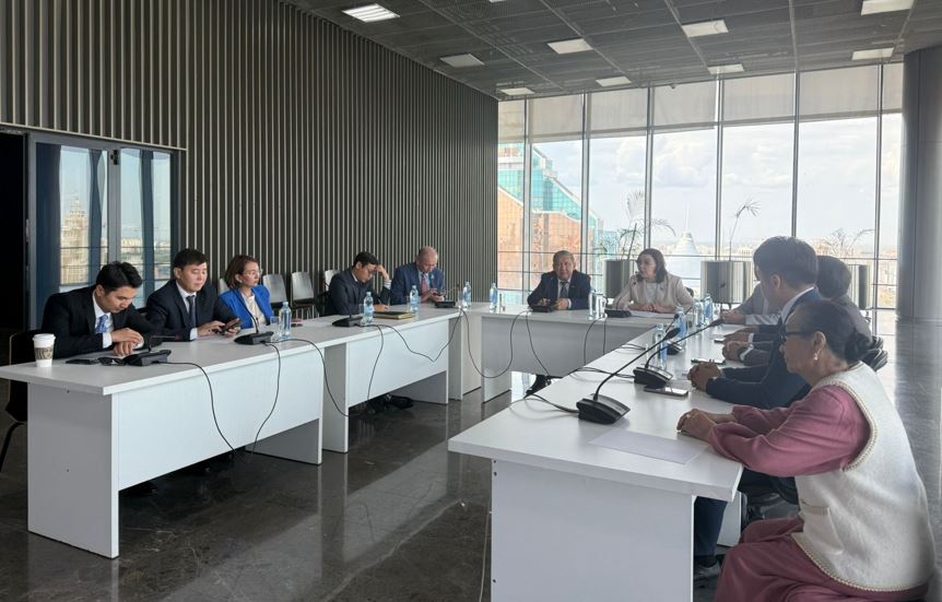 «كونستيتۋتسيالىق رەفورما جانە قازاقستانداعى باق دامۋى»  اتتى دوڭگەلەك ۇستەل ءوتتى