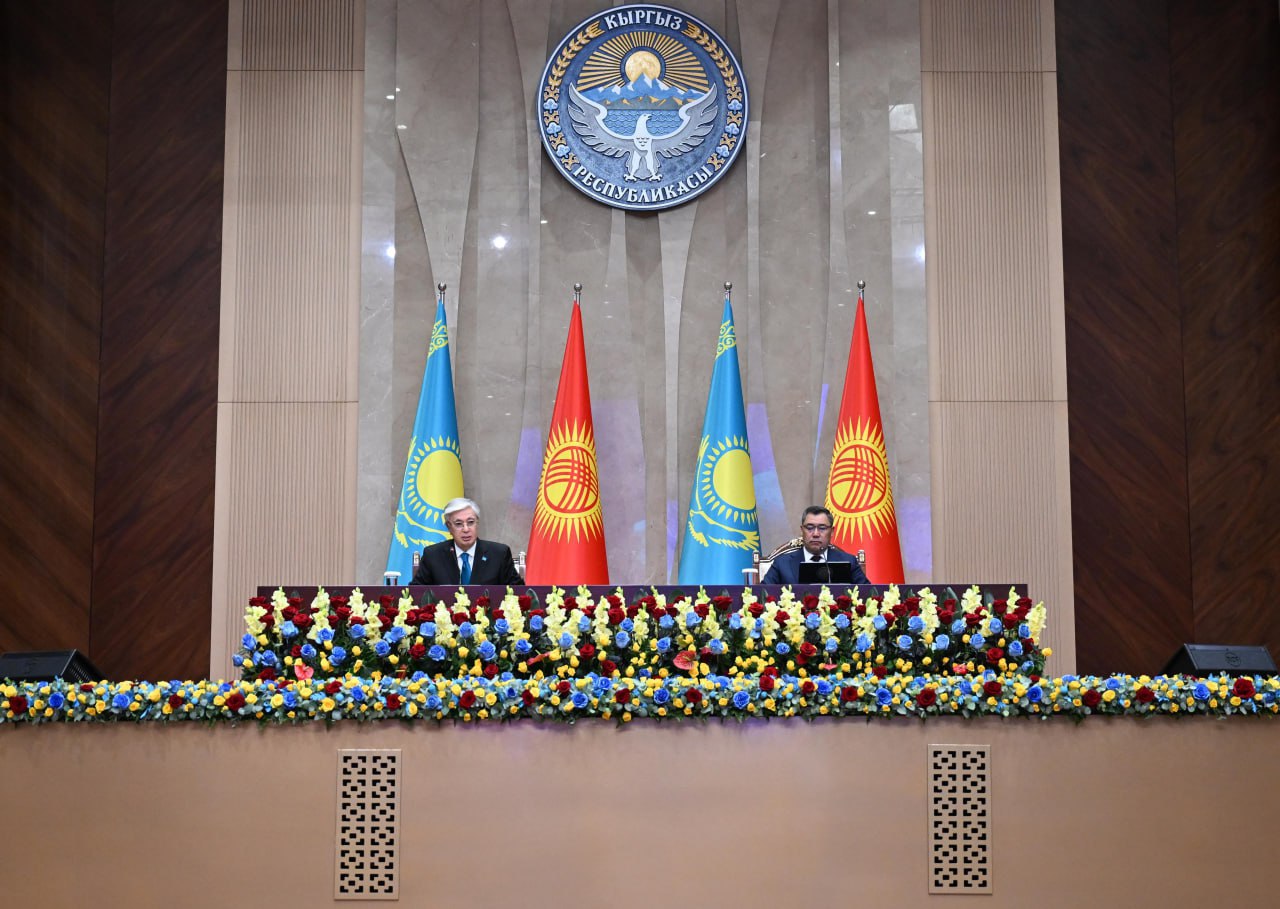 قاسىم-جومارت توقاەۆ پەن سادىر جاپاروۆ ءباسپاسوز بريفينگىن وتكىزدى