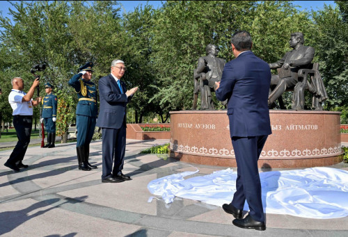 قازاقستان-قىرعىزستان پرەزيدەنتتەرى «دوستىقتىڭ التىن كوپىرى» ەسكەرتكىشىنىڭ اشىلۋ راسىمىنە قاتىستى