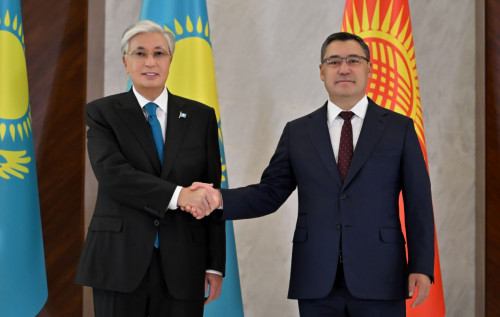 قاسىم-جومارت توقاەۆ پەن سادىر جاپاروۆ كەلىسسوز جۇرگىزدى