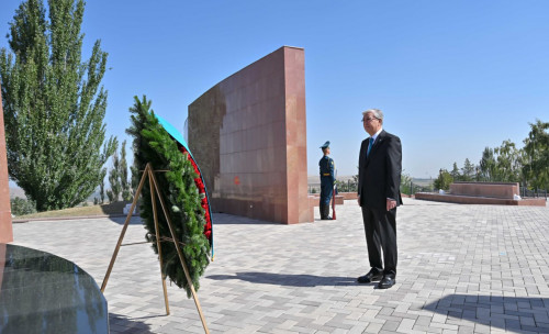 پرەزيدەنت «اتا بەيىت» ۇلتتىق تاريحي-مەموريالدىق كەشەنىنە زيارات ەتتى