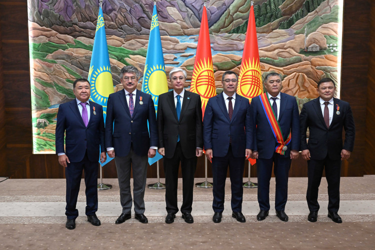 توقاەۆ قىرعىزستاننىڭ مەملەكەت جانە قوعام قايراتكەرلەرىن ماراپاتتادى