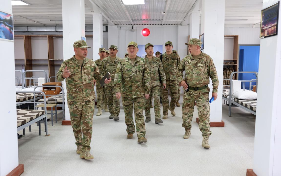 قورعانىس ءمينيسترى اباي وبلىسىنداعى اسكەري بولىمدەردى تەكسەردى