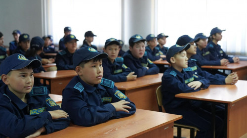 پوليتسەيلەر بالالاردى تسيفرلىق قاۋىپسىزدىككە ۇيرەتتى