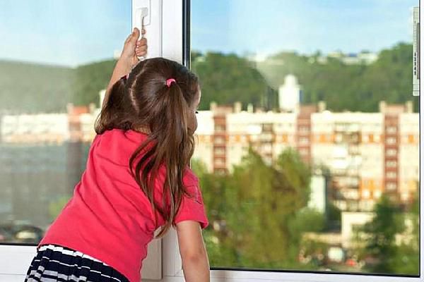 قاراعاندىدا 10 جاستاعى قىز ەكىنشى قاباتتان قۇلاپ كەتتى