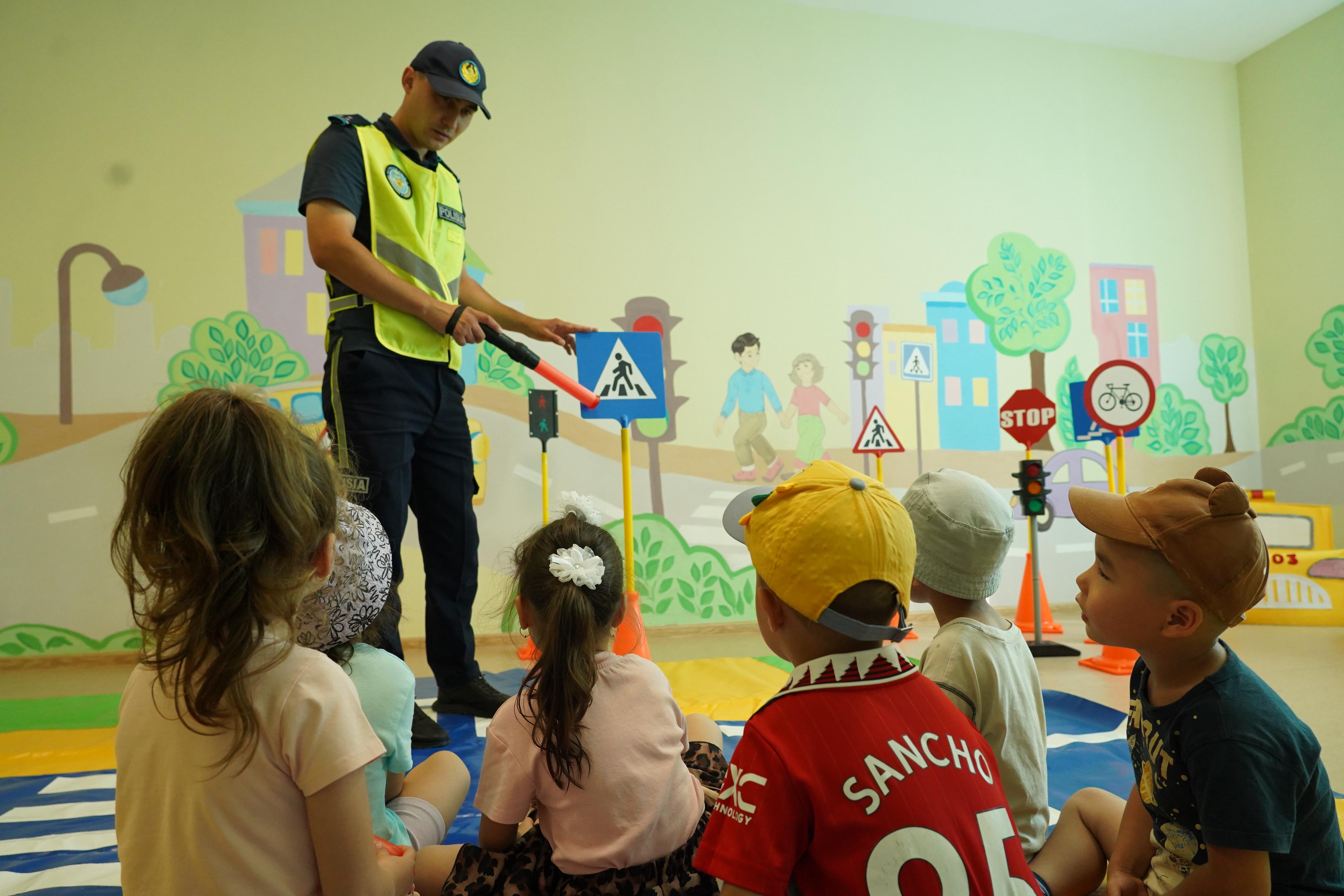 قوستانايدا ءتارتىپ ساقشىلارى بالالارعا جول قاۋىپسىزدىگىن ۇيرەتتى