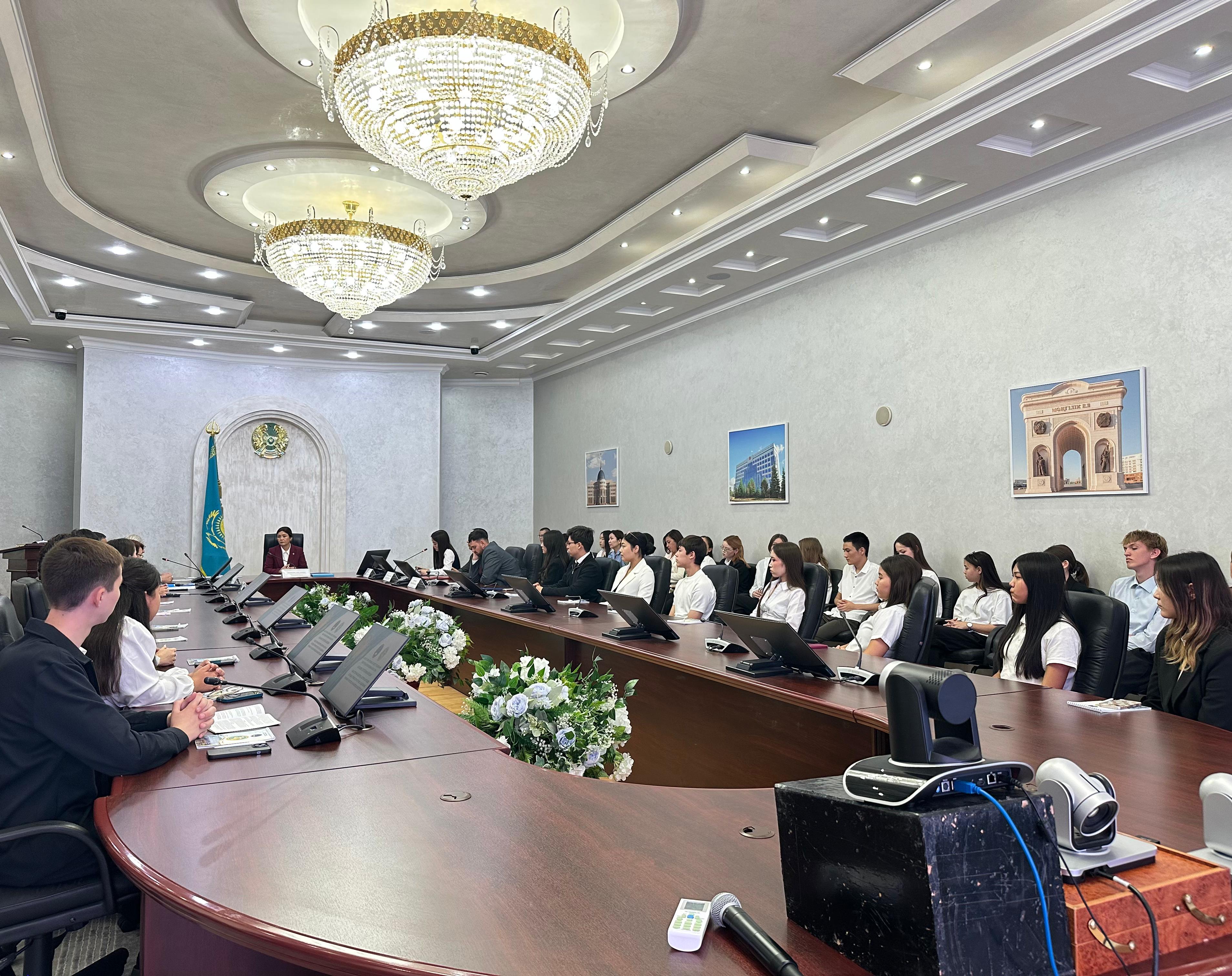 قوستانايدا كونستيتۋتسيا كۇنىنە ارنالعان مەرەكەلىك جيىن ءوتتى