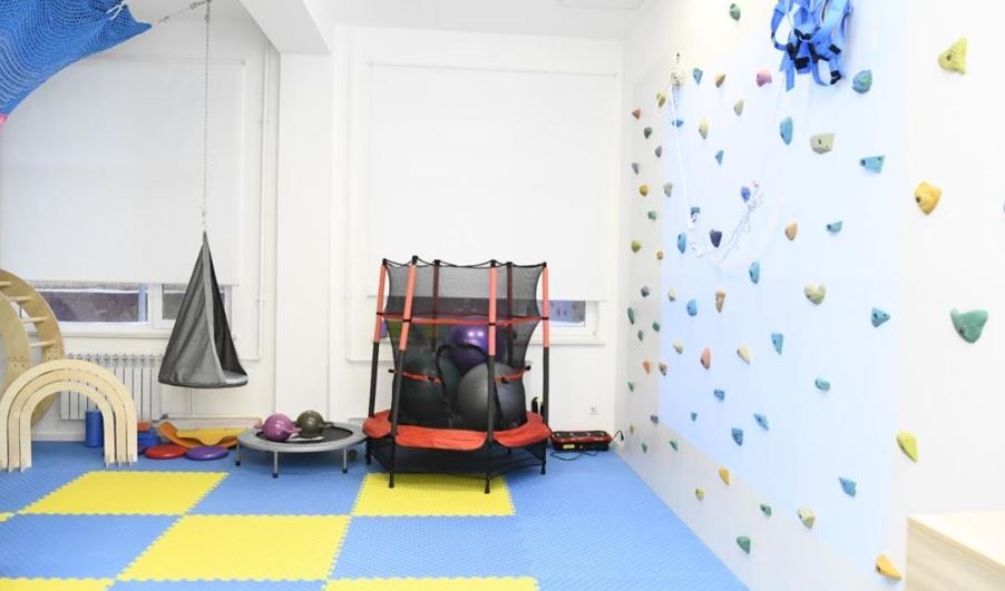 ەل مەكتەپتەرىندە ەرەكشە بالالارعا ارنالعان 1093 كابينەت بار