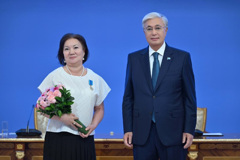 مەملەكەت باسشىسى كونستيتۋتسيانىڭ 30 جىلدىعىنا وراي ءبىر توپ ازاماتتى مەملەكەتتىك ناگرادامەن ماراپاتتادى