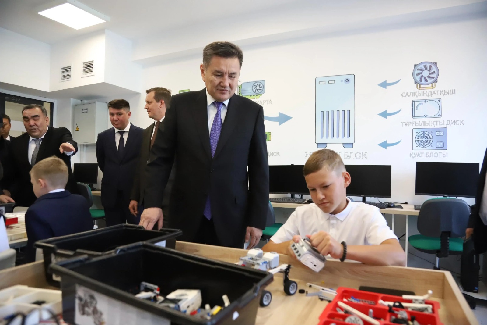 «كەلەشەك مەكتەپتەرى»: ريددەردە 600 ورىندىق زاماناۋي مەكتەپ اشىلدى