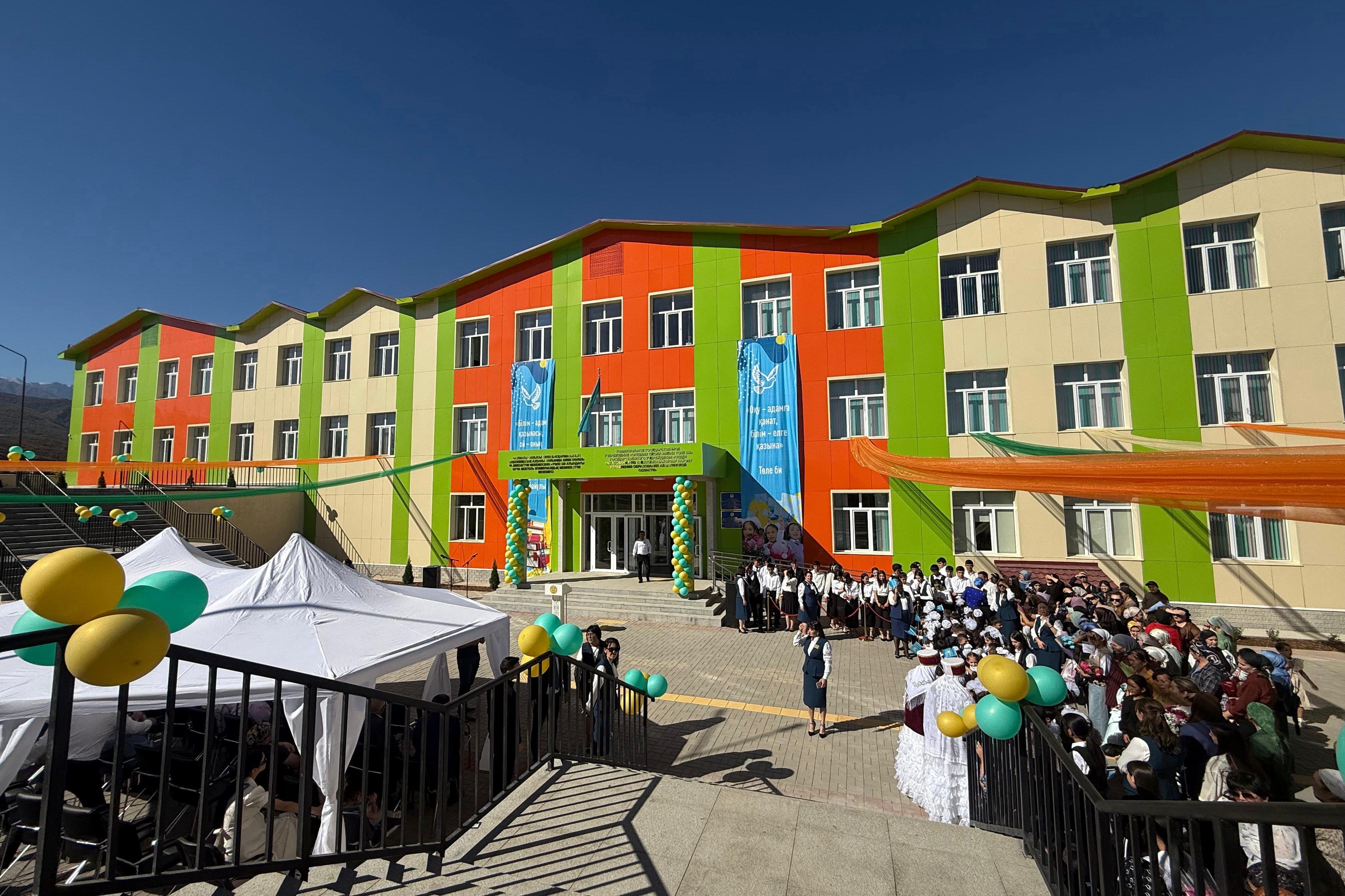 «AMANAT» پارتياسىنىڭ ارالاسۋىمەن تولە بي اۋىلىنداعى ءتورت جىلعا سوزىلعان مەكتەپ قۇرىلىسى اياقتالدى