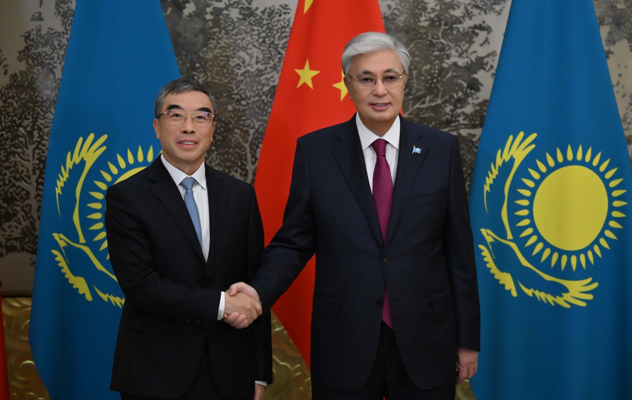 مەملەكەت باسشىسى Huawei كومپانياسىنىڭ توراعاسىمەن كەزدەستى