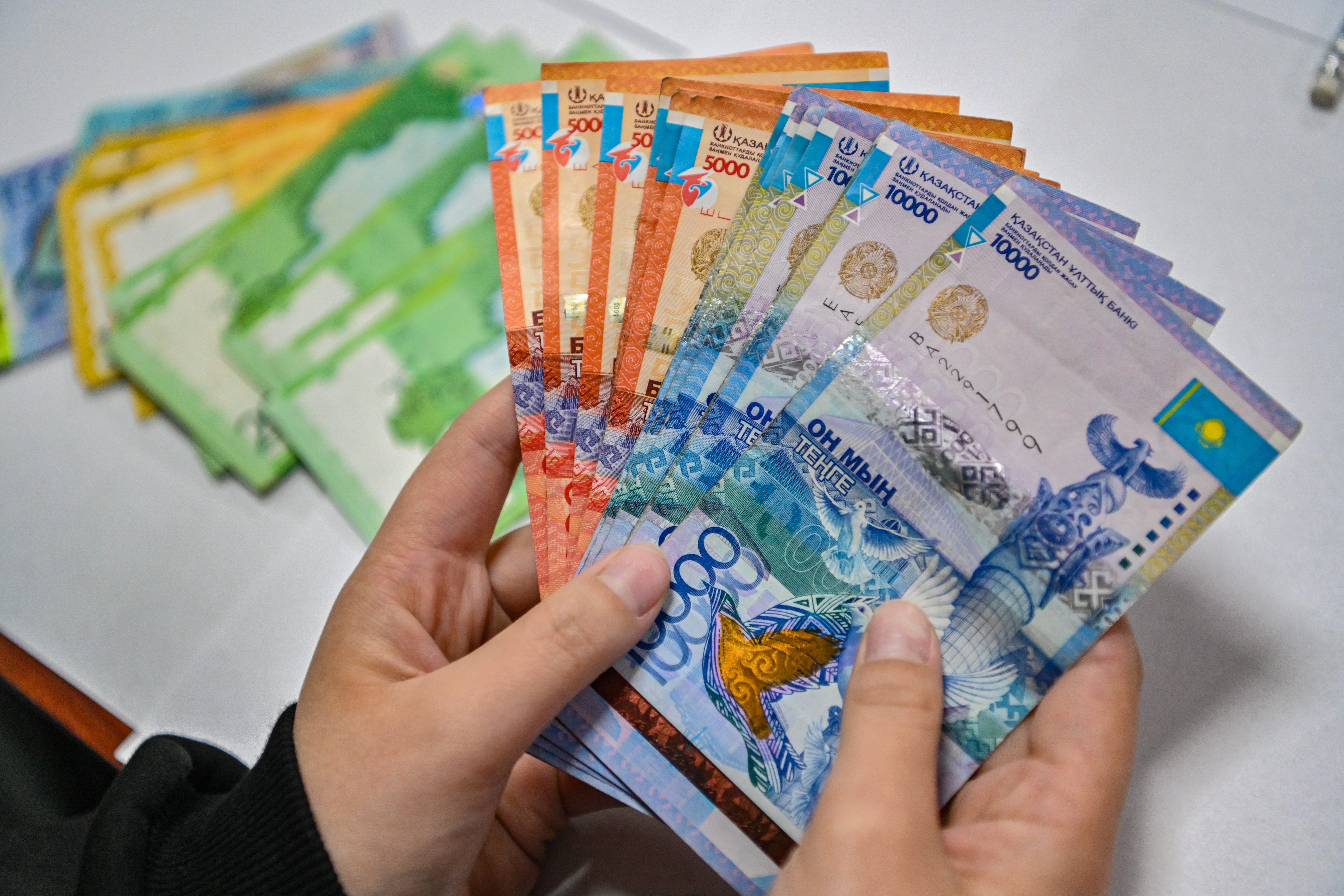 25 مىڭنان استام قىزمەتكەردىڭ جالاقىسى وسەدى