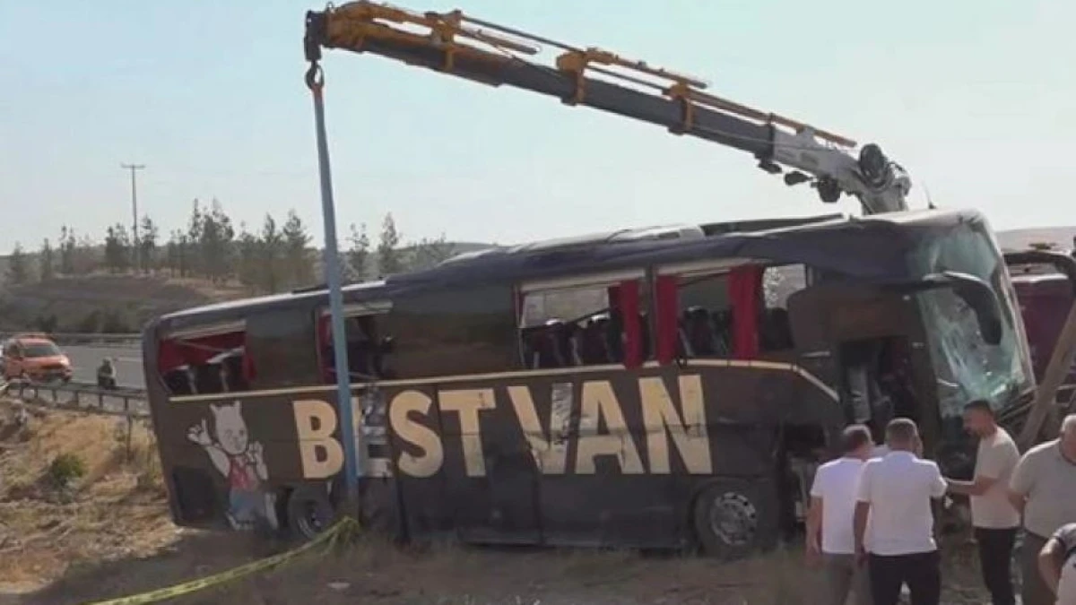 تۇركيادا جولاۋشىلار اۆتوبۋسى اپاتقا ۇشىرادى