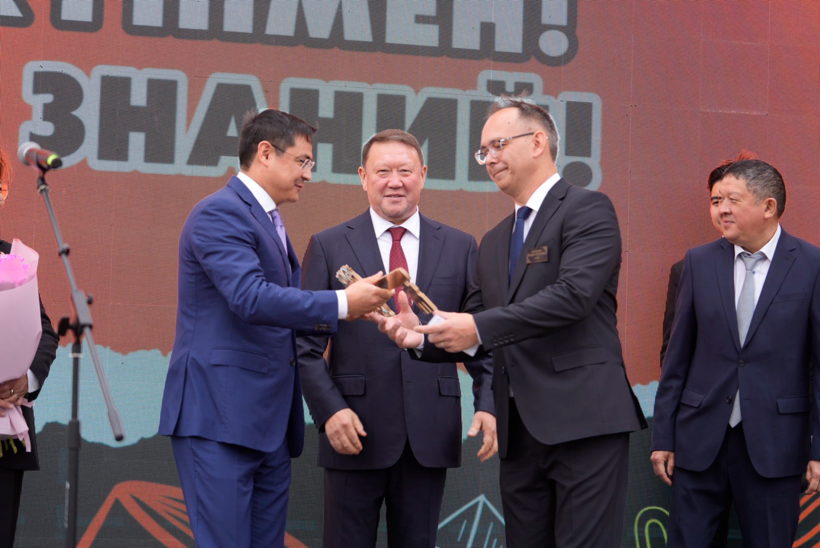 رۋدنىيدا 1200 وقۋشىعا ارنالعان  ەرەكشە مەكتەپ اشىلدى