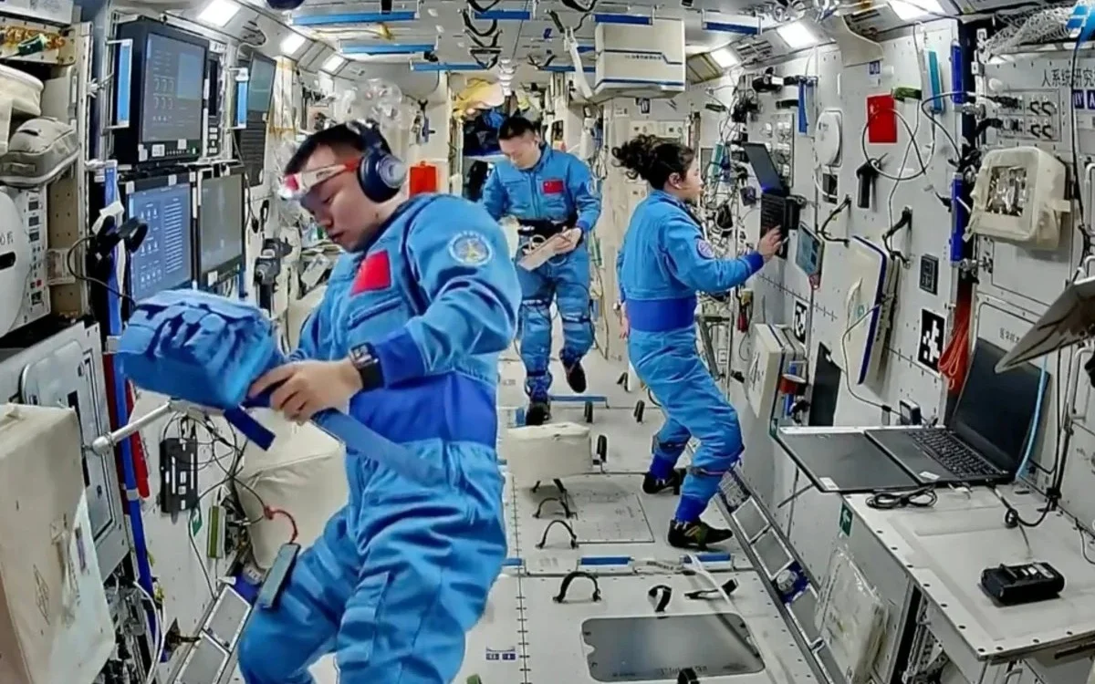 قىتاي عالىمدارى عارىشقا ارنالعان كىر جۋعىش ماشينا جاساپ شىعاردى