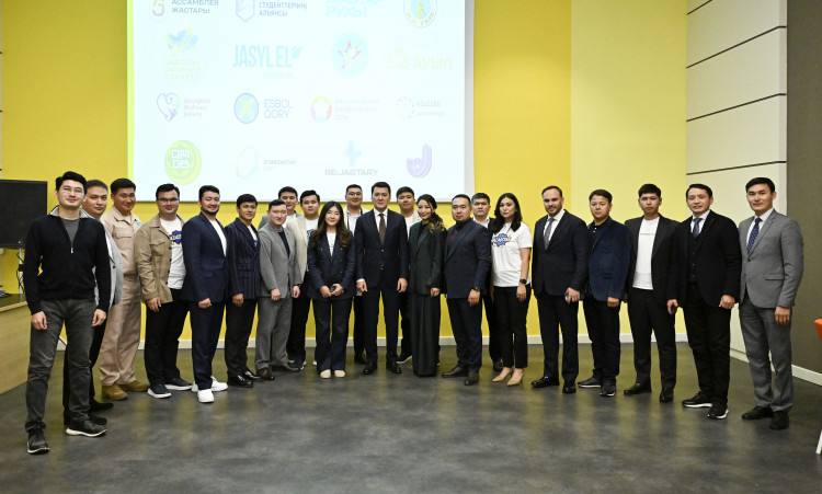 ەرلان قارين جاستار ۇيىمدارىنىڭ كوشباسشىلارىمەن كەزدەستى