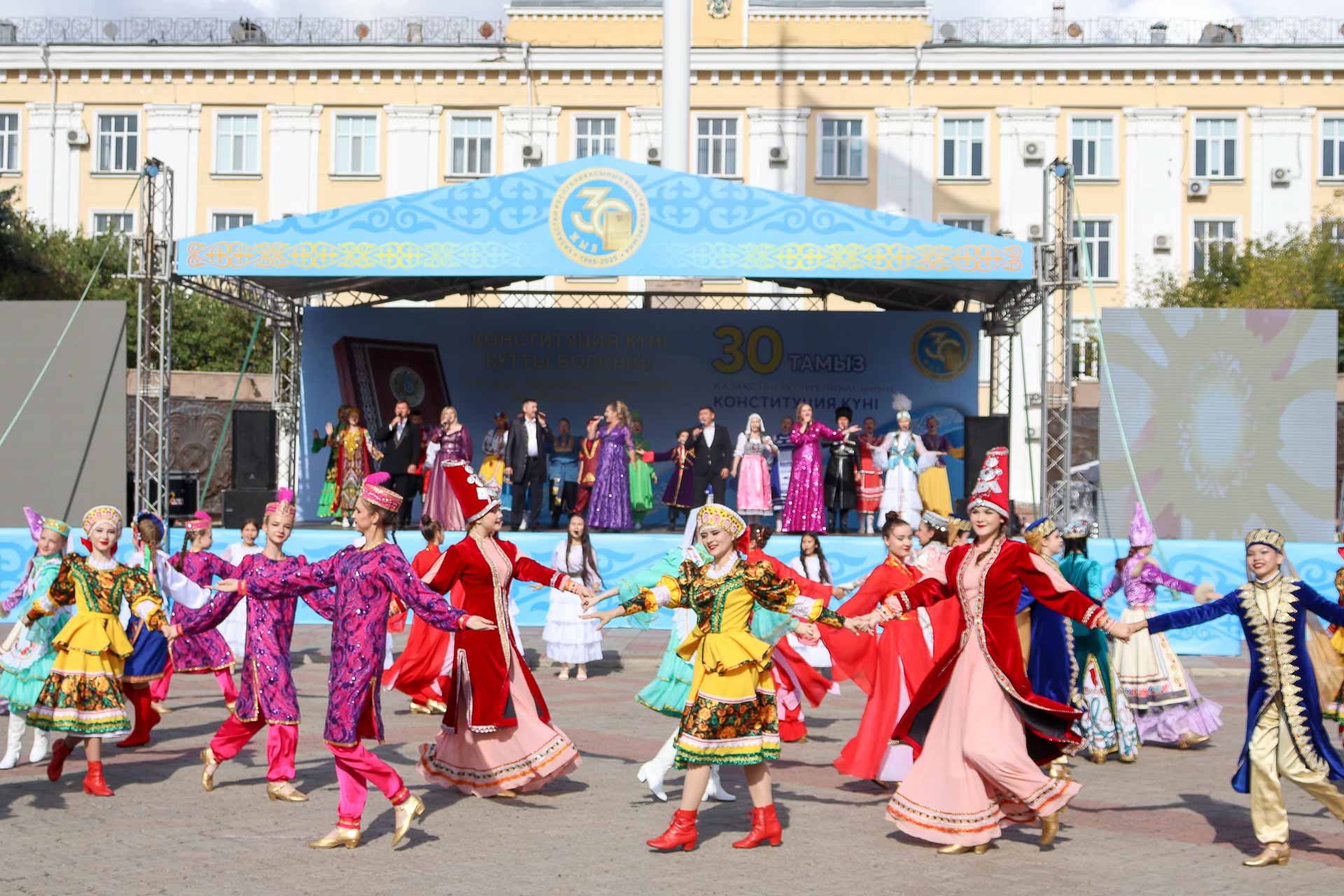 كونستيتۋتسيا كۇنى كەڭىنەن اتالىپ ءوتتى