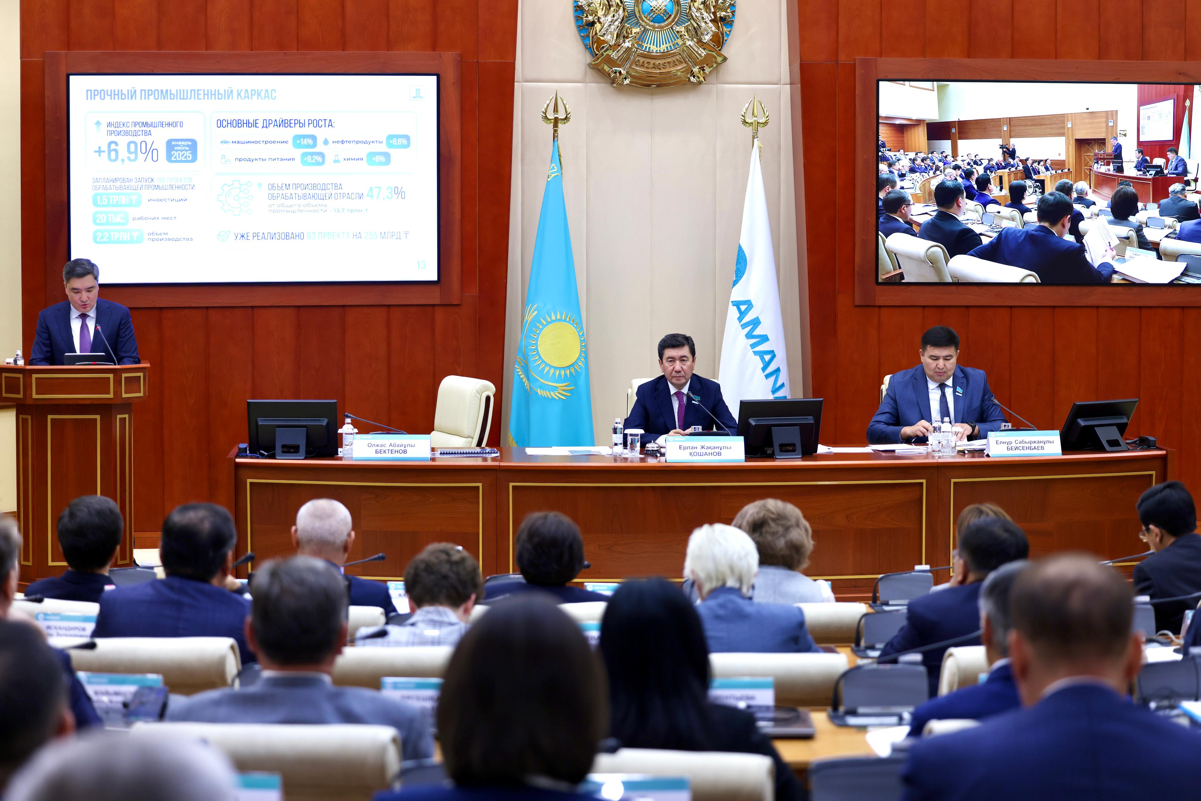 «AMANAT» پارتياسى فراكتسياسى پرەزيدەنت جولداۋلارىنىڭ ورىندالۋى تۋرالى پرەمەر-ءمينيستردىڭ اقپاراتىن تىڭدادى