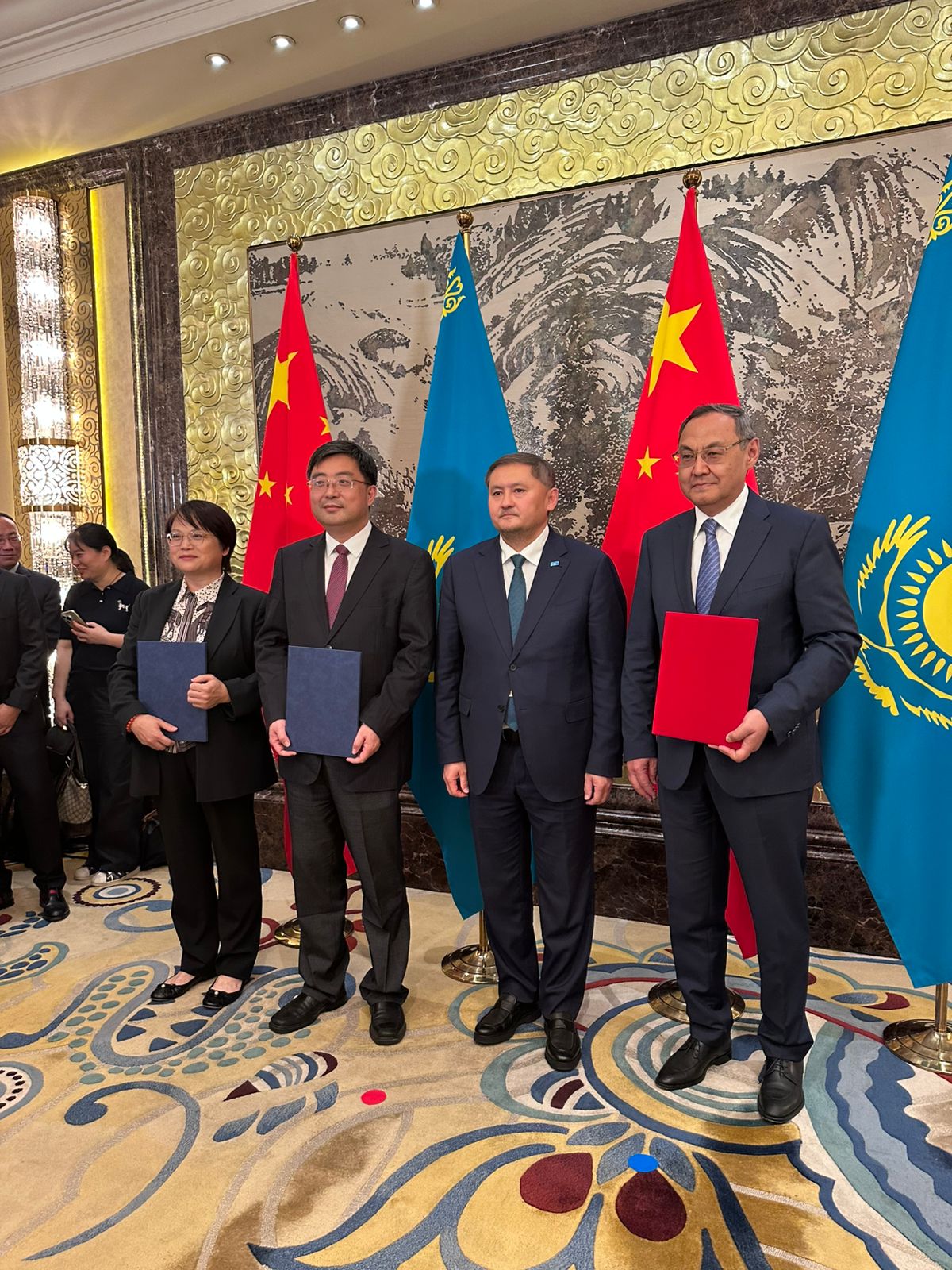 قازاقستان مەن قىتاي جي سالاسىندا 100-دەن استام ماماندى وقىتادى