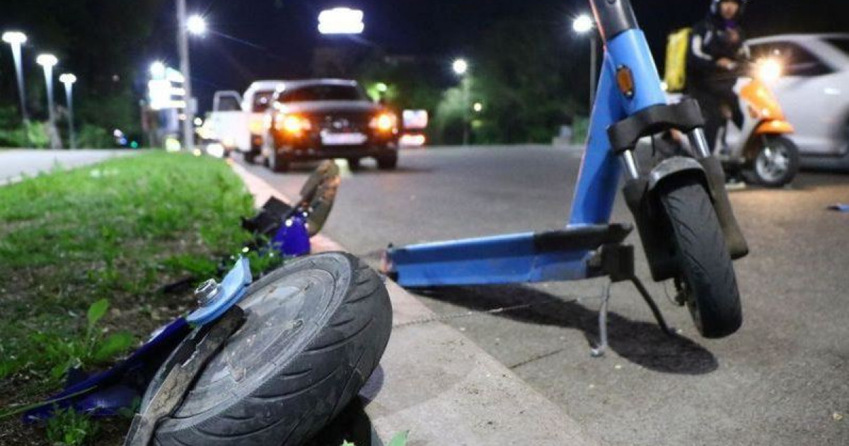 الماتىدا اۆتوبۋس جۇرگىزۋشىسى ەكى قىزدى قاعىپ كەتتى