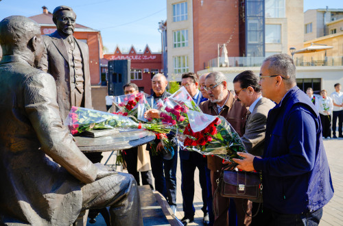 استانادا «الاش قايراتكەرلەرى» ەسكەرتكىشىنە گۇل شوقتارىن قويۋ ءراسىمى ءوتتى