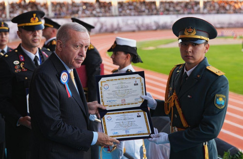 قازاق وفيتسەرى ەردوعاننىڭ قولىنان ديپلوم الدى