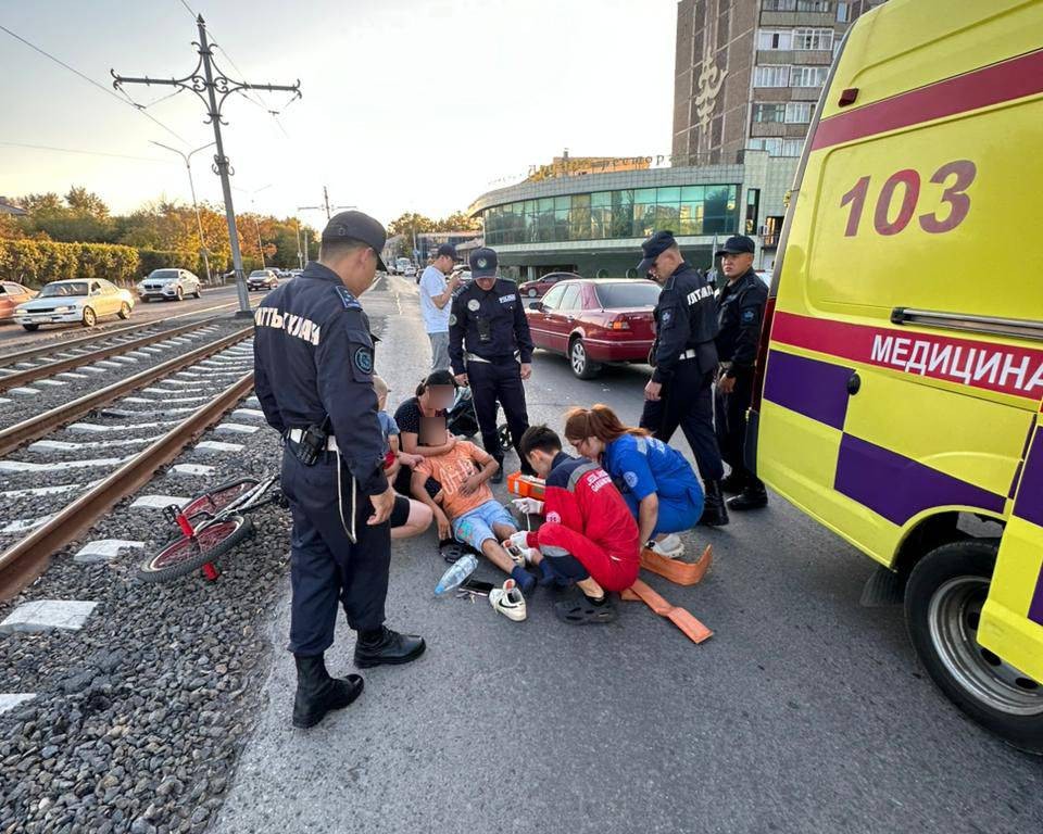 تەمىرتاۋدا ۇلاندىقتار جول اپاتىنان زارداپ شەككەن جاسوسپىرىمگە العاشقى كومەك كورسەتتى