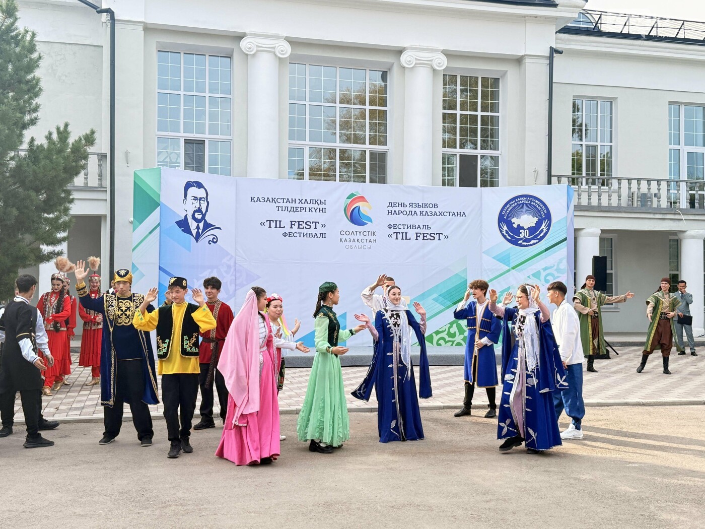 قىزىلجارلىقتار تىلدەر مەرەكەسىن قىزدىردى