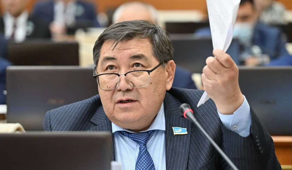 ەرمۇرات ءباپي پارلامەنتتىك رەفورماعا بەلسەنە ارالاسۋعا شاقىردى