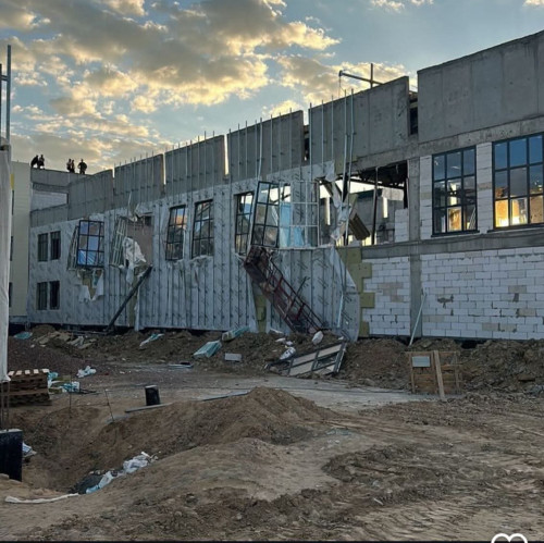 قۇلسارىدا سالىنىپ جاتقان «كەلەشەك مەكتەبىنىڭ» شاتىرى قۇلادى