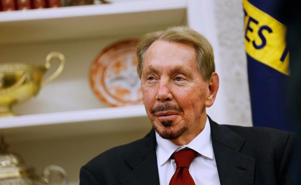 لارري ەلليسون وزىپ تۇر