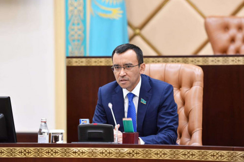 سەنات جينالىسى ازىلمەن باستالدى