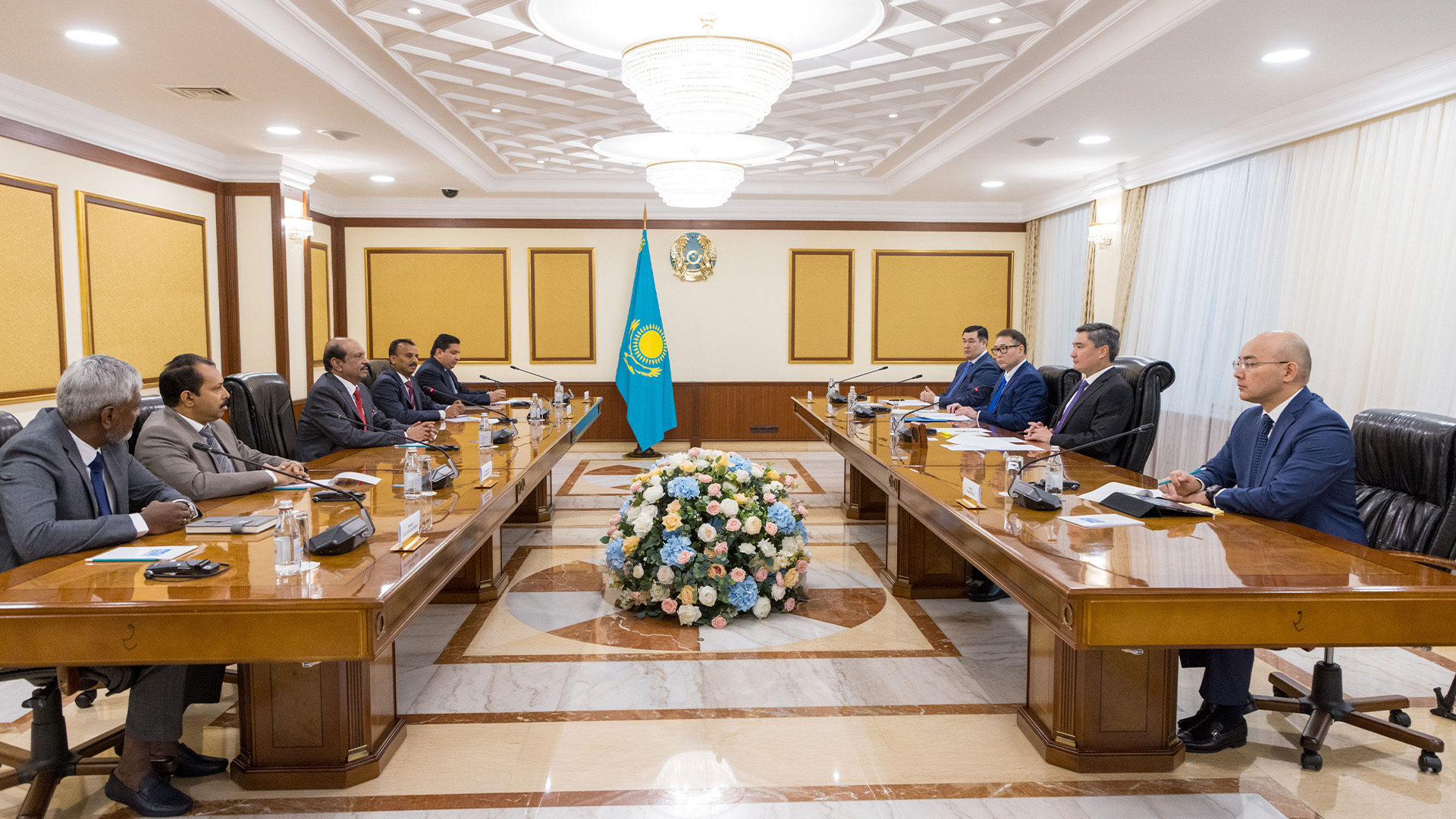 ۇكىمەتتە اوك سالاسىنداعى جوبالاردى جۇزەگە اسىرۋ پەرسپەكتيۆالارى تالقىلاندى