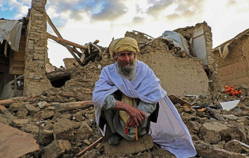 اۋعانستاندا ءزىلزالادان كەيىن مىڭداعان ادام دالادا تۇنەپ ءجۇر