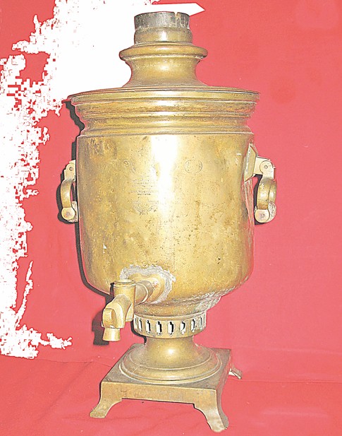 باسكە تىگىلگەن ساماۋرىن