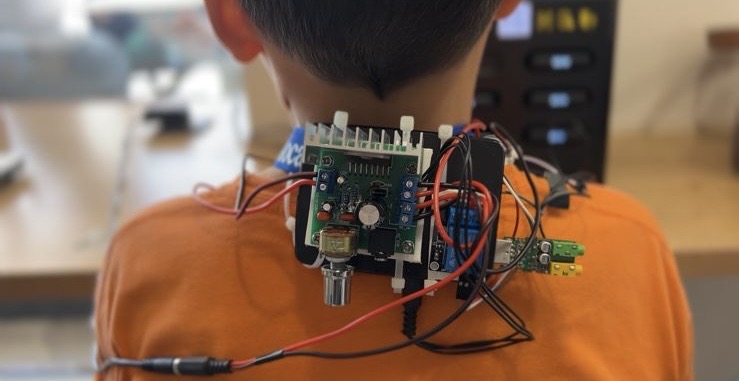 مەكتەپ وقۋشىلارى ادامعا داۋسىن قايتاراتىن قۇرىلعى ويلاپ تاپتى