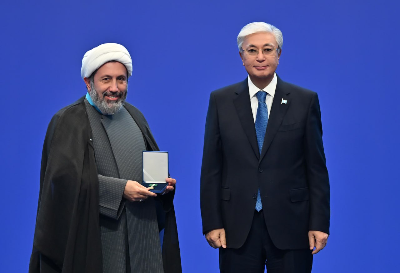 قاسىم-جومارت توقاەۆ فورۋمنىڭ ءبىر توپ قاتىسۋشىلارىن ماراپاتتادى