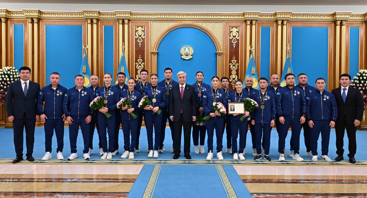 مەملەكەت باسشىسى ءبىر توپ سپورتشى مەن باپكەردى ماراپاتتادى