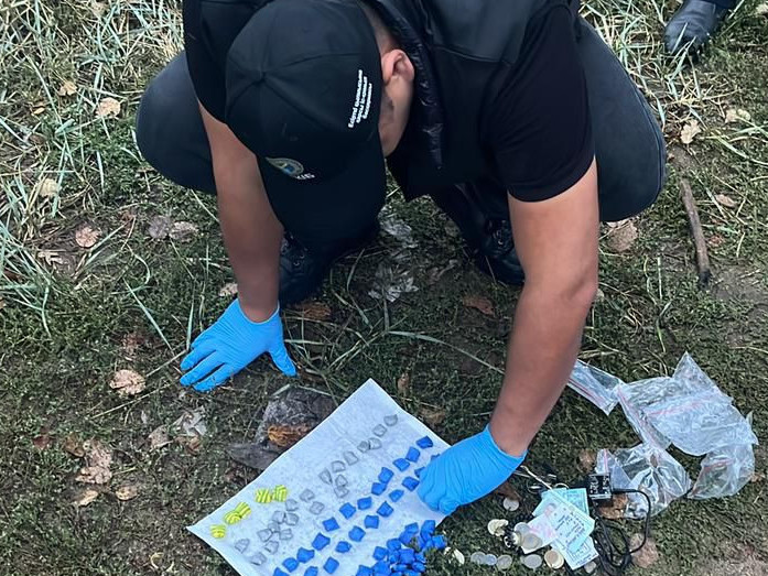 قوستاناي وبلىسىندا ەسىرتكى تاسىمالداپ جۇرگەن ءجاسوسپىرىم ۇستالدى