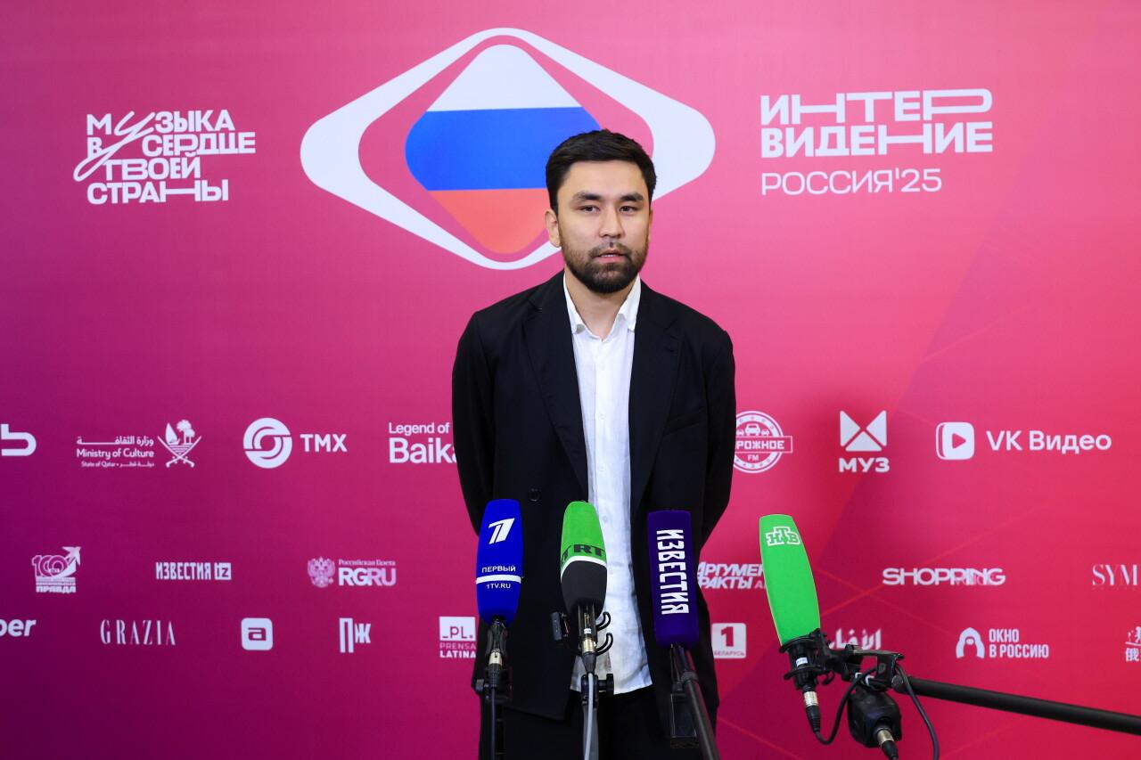 امىرە ماسكەۋدە ءان شىرقايدى