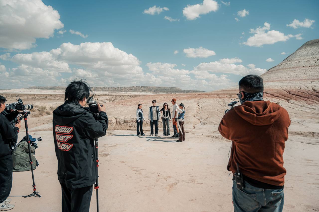 كاسپي مەن بوزجىرادا ديماش قۇدايبەرگەننىڭ حالىقارالىق جوباسى ءتۇسىرىلىپ جاتىر