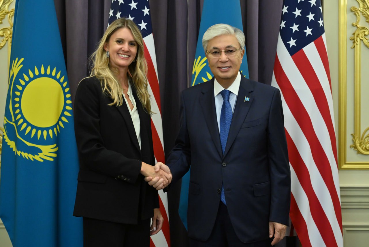 پرەزيدەنت سميتسون ينستيتۋتىنىڭ باسشىلىعىمەن كەزدەستى