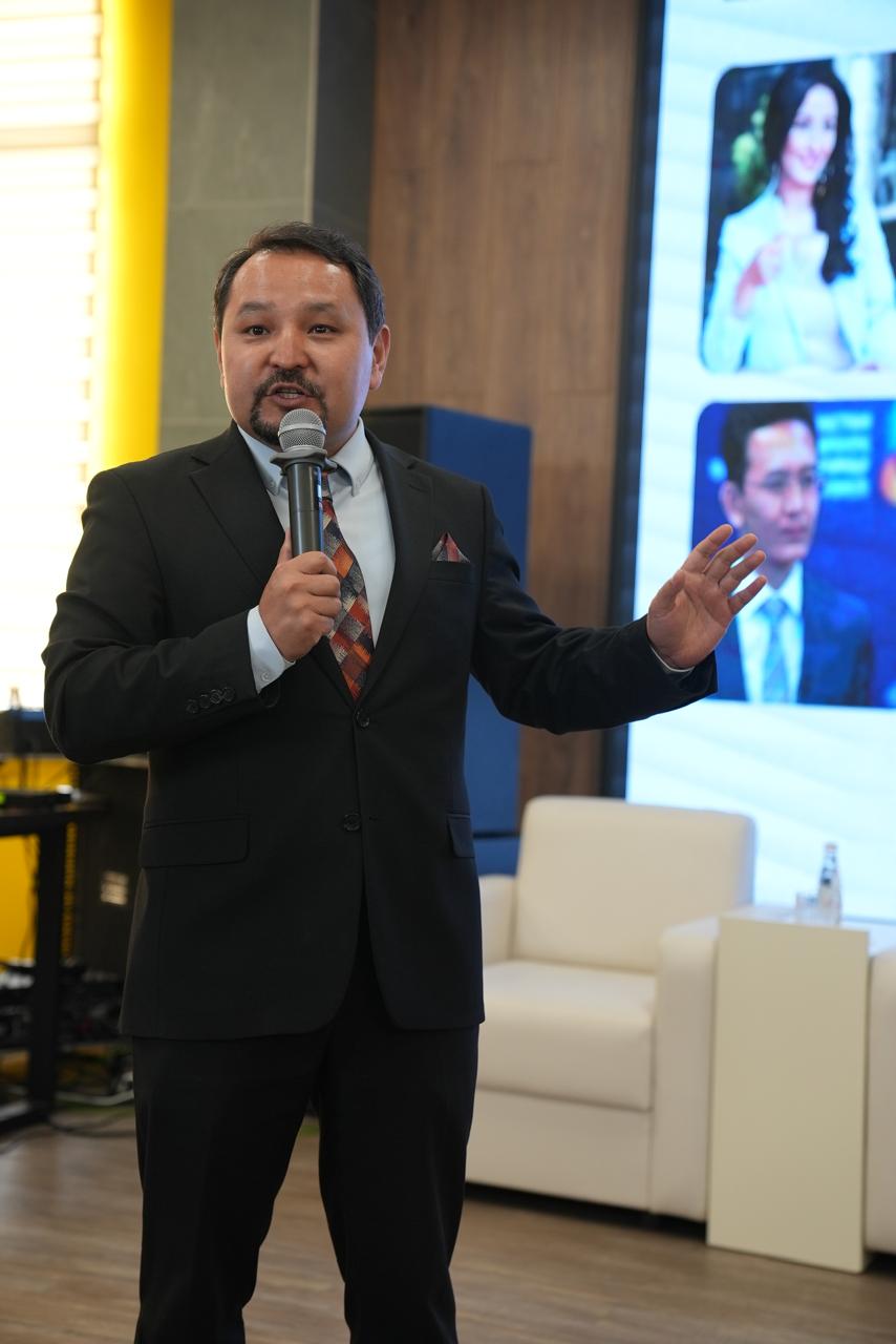 قازاق تىلىندە توپ-مەنەدجەرلەر دايىندايتىن باعدارلاما اشىلدى