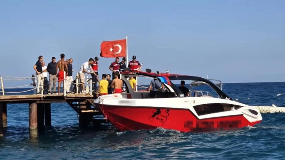 تۇركيانىڭ انتاليا قالاسىندا رەسەيلىك ايەل  كوز جۇمدى