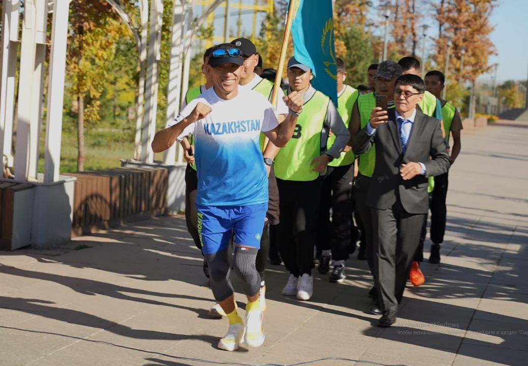 قارۋلى كۇشتەردىڭ اسكەري قىزمەتشىسى بىرەگەي مارافونعا باستاماشى بولدى