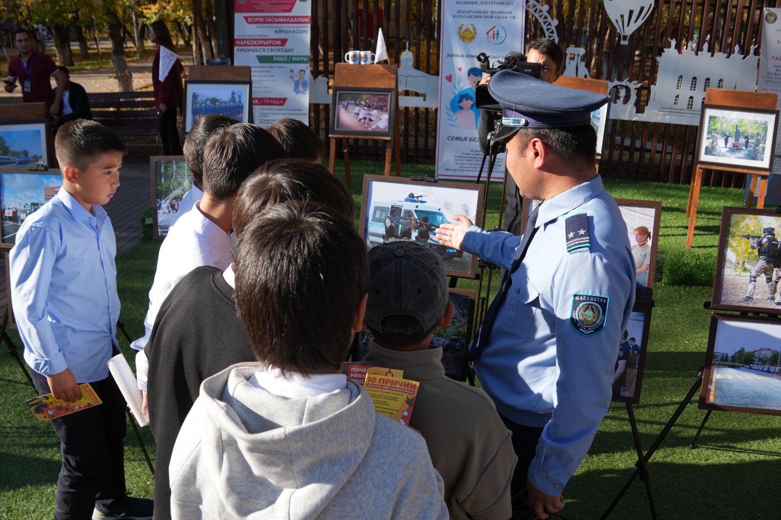 قاراعاندىدا «زاڭ مەن ءتارتىپ» فوتوكورمەسى ءوتتى