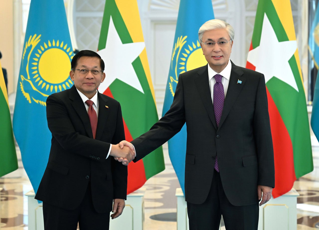 مەملەكەت باسشىسى ميانما پرەزيدەنتىنىڭ مىندەتىن اتقارۋشى مين اۋن حلاينمەن كەلىسسوز جۇرگىزدى