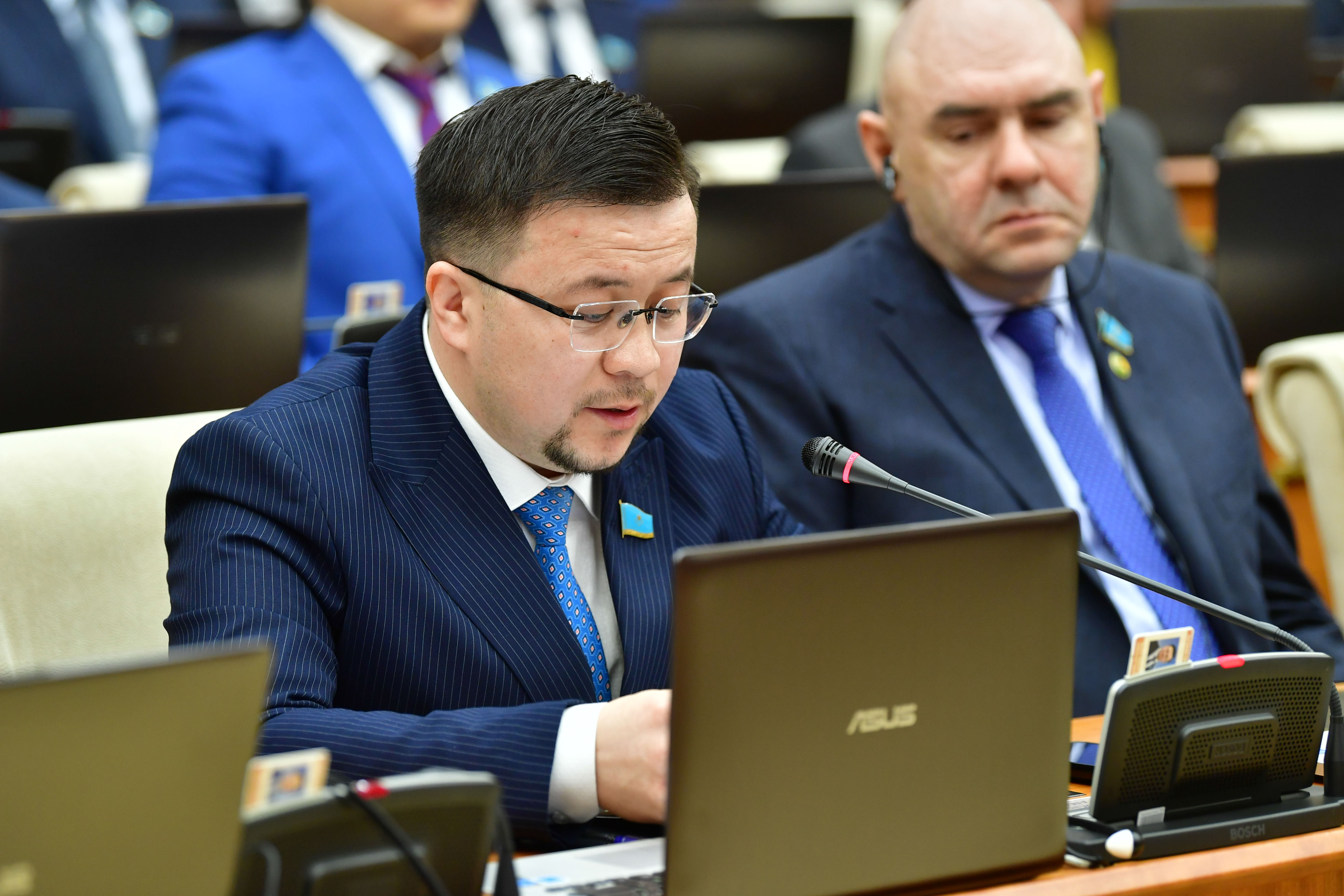 دەپۋتات بيزنەسكە بولىنگەن قارجىنىڭ تيىمدىلىگىنە كۇمان كەلتىردى